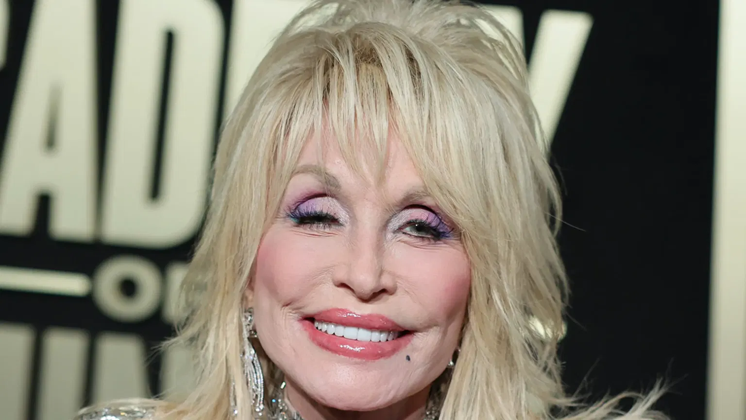 How Did Dolly Parton Die? Cause of Death & the Hoax Rumors