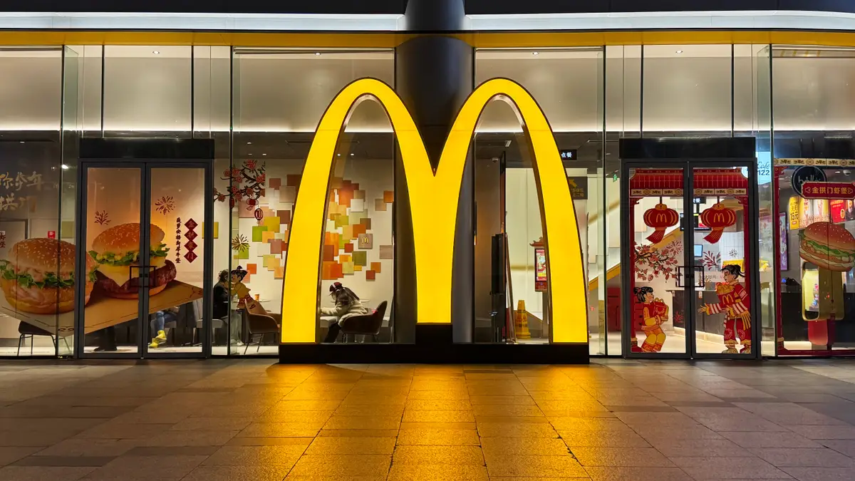 1772724374010_aHR0cHM6Ly9ldS1pbWFnZXMuY29udGVudHN0YWNrLmNvbS92My9hc3NldHMvYmx0NDMxMzVjMWYwNjAxNzhkYS9ibHRlOWY5OGM1ZjM2ODY1NTNkLzY5OGYwNzA2Zjc1NmEyMDAwOGEyYjEzOC9tY2RvbmFsZHNfc3RvcmUuanBnP2Nyb3A9NTY0NywzMTc3LHgwLHk1Mjk