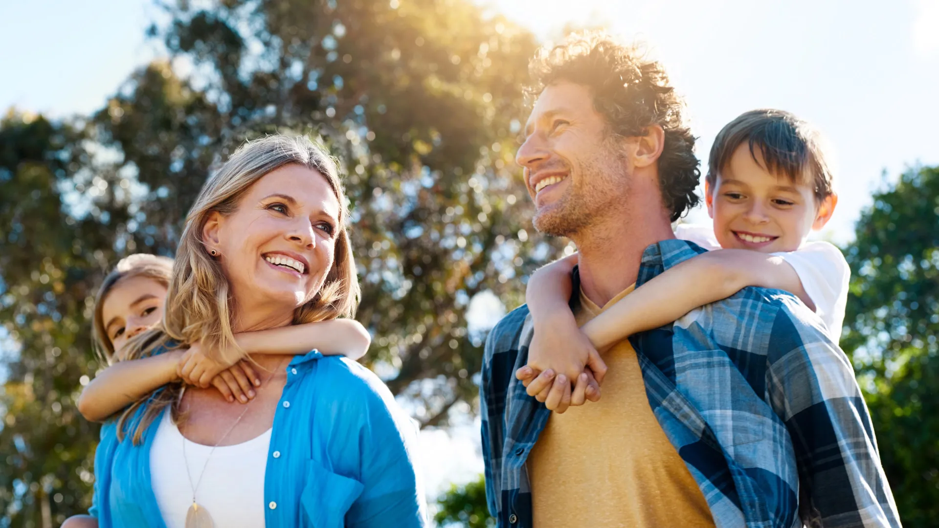 1773326043725_happy family piggyback outside