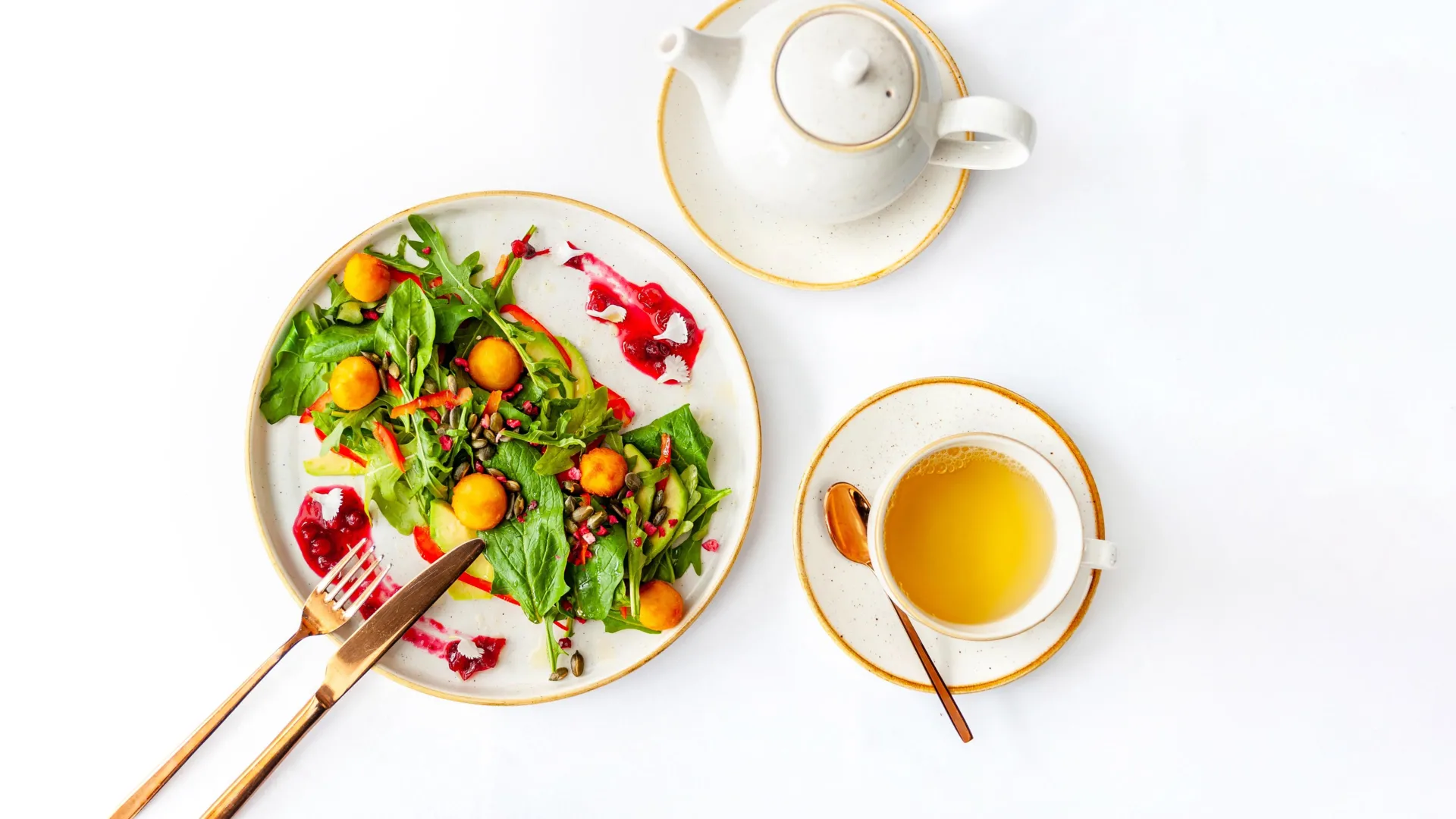 1775577246147_green tea and salad